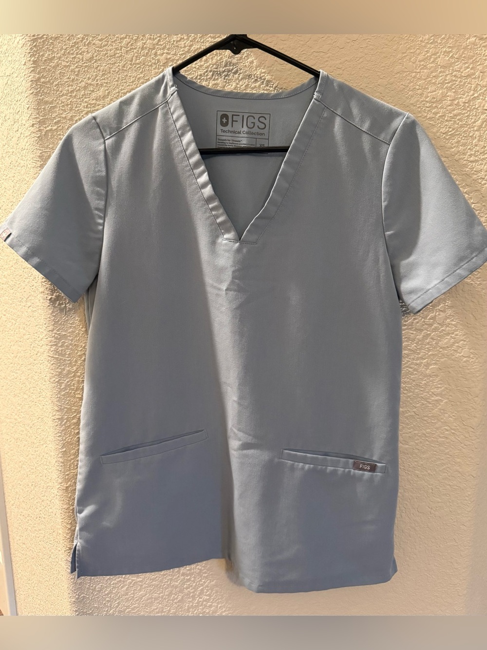 Figs-- Casma 3 Pocket Scrub Top XS